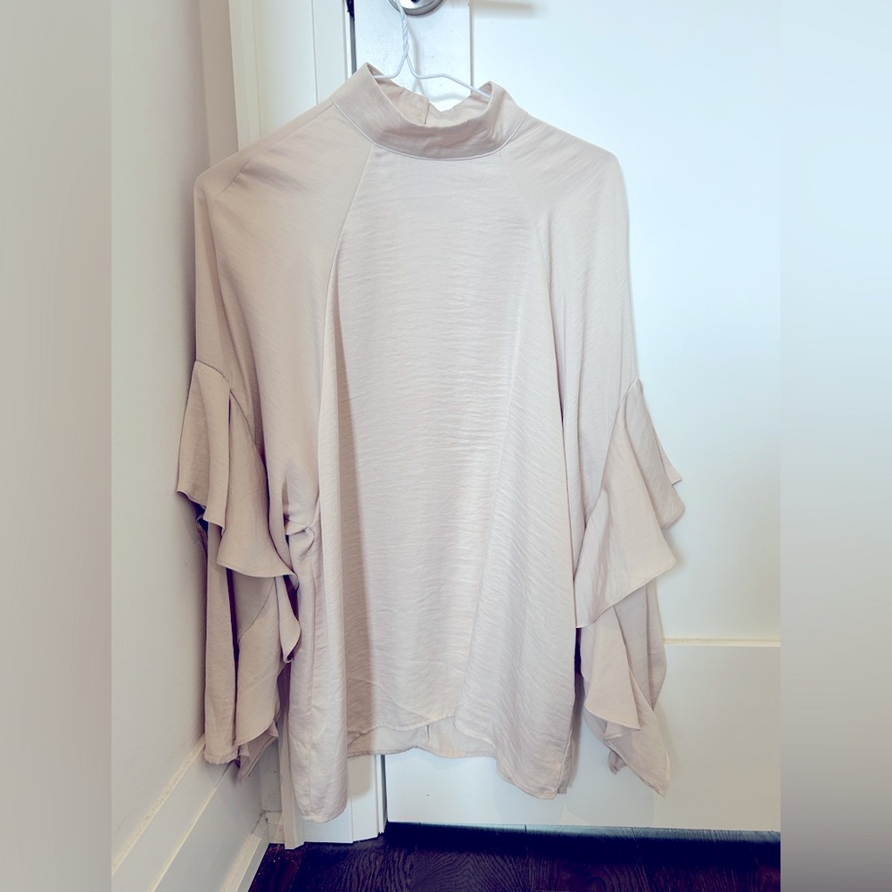 NWOT H&M ruffled sleeve top